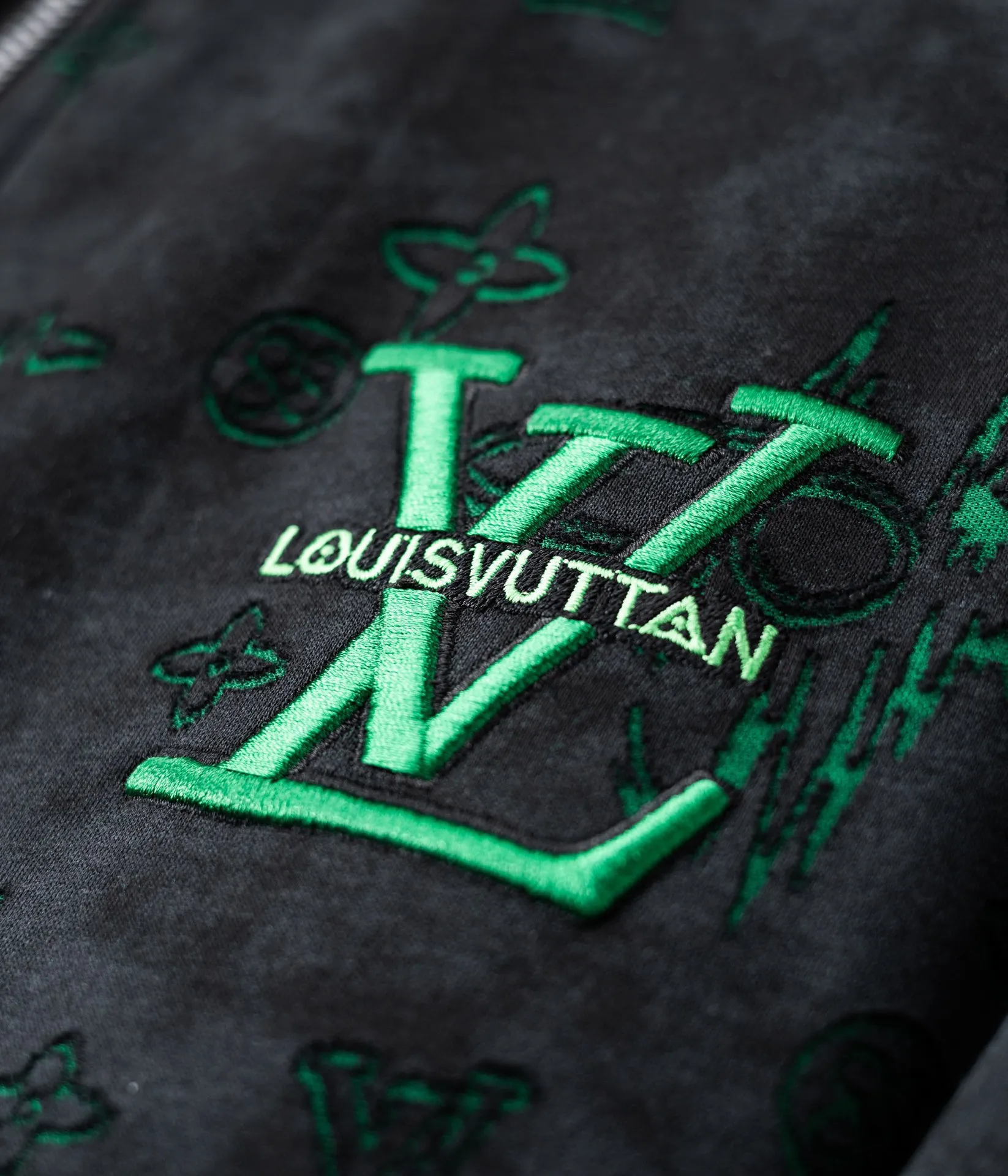 🅿️620 [LV Louis Vuitton] hot-selling suit is coming. Focus on the original version of the official website. 2025 new hot-selling cardigan and sweatshirt suit. The original order is the best. 🇭🇰The meticulous work of top designers. It has a fitting and perfect upper body effect. All-natural high-quality Tencel Roman cotton 100%, close-fitting comfort, noble and elegant! Original hardware embodies elegance and nobility! Counter size: M-4XL (up to 190 pounds)